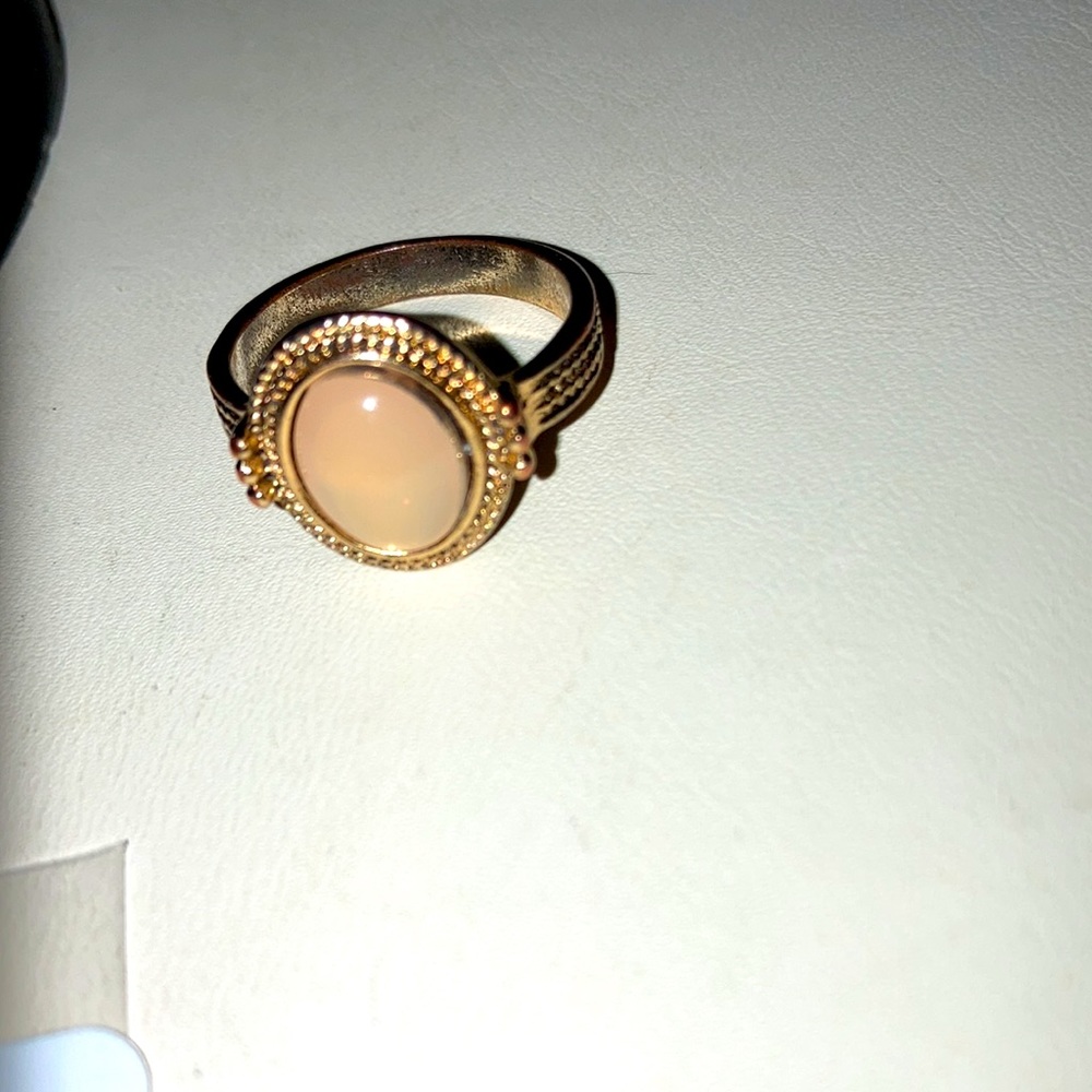 Gold tone ring w mother of pearl stone.  Vintage.  Bme2773